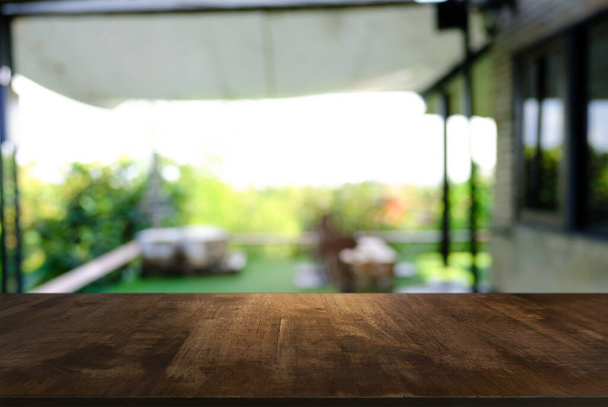 コーヒーショップの抽象的なぼやけた背景の前に空の木製のテーブル。製品の表示やモンタージュに使用できます。製品の表示用のモックアップ - 写真・画像