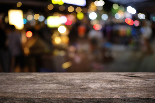 Tyhjä tumma puinen pöytä edessä abstrakti hämärtynyt bokeh taustalla ravintolassa. voidaan käyttää näyttämään tai montaasi tuotteita.Mallintaa tilaa - Valokuva, kuva
