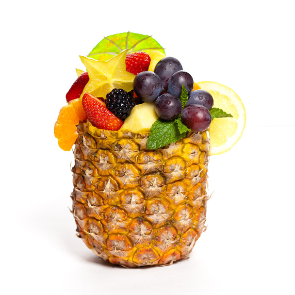 Čerstvý ovocný salát ananas. selektivní zaměření. - Fotografie, Obrázek