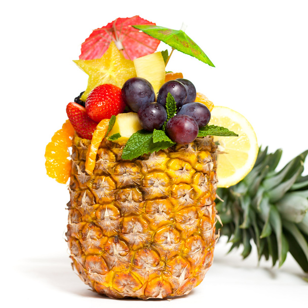 Ensalada de frutas frescas en una piña. Enfoque selectivo
. - Foto, Imagen