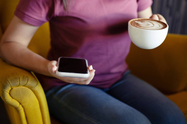 жінки насолоджуються кавою в кафе
 - Фото, зображення