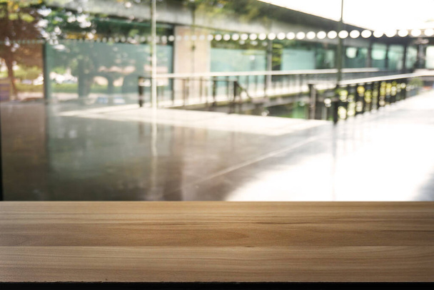 Tavolo in legno vuoto di fronte astratto sfondo sfocato del ristorante. può essere utilizzato per visualizzare o montare i vostri prodotti. finto per la visualizzazione di contatore - Foto, immagini