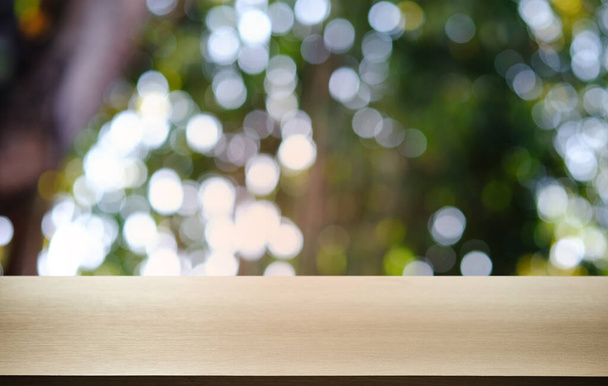 Lege donkere houten tafel voor abstracte wazig bokeh achtergrond van restaurant. kan worden gebruikt voor het weergeven of monteren van uw producten.Mock up voor de ruimte  - Foto, afbeelding