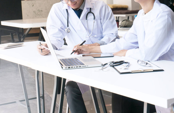 close-up van patiënt en arts het nemen van aantekeningen of professionele arts in wit uniform jurk jas interview. - Foto, afbeelding