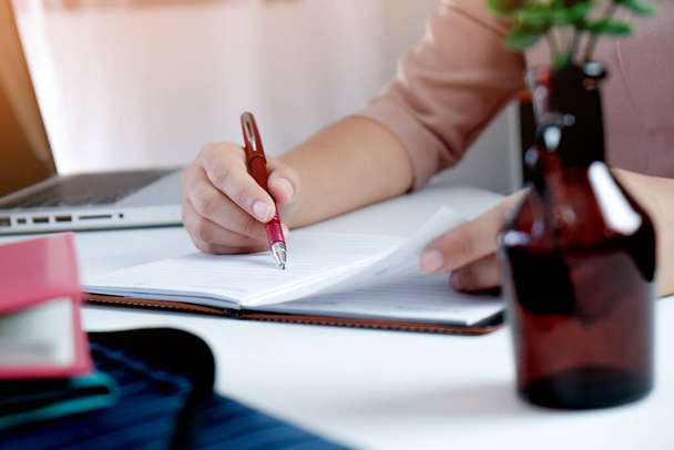 junge Frau lernt während des Unterrichts am Tisch mit Laptop und Notebook - Foto, Bild
