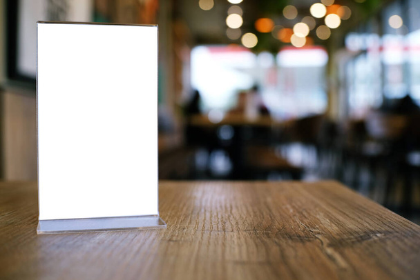 Finto telaio Menu in piedi su tavolo in legno nel bar ristorante caffè. spazio per il testo. - Foto, immagini