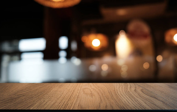 Piano tavolo in legno sfocato Sfondo interno stanza con spazio copia vuoto  - Foto, immagini