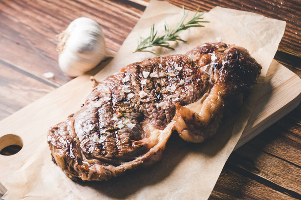 Grillezett érlelt sült marhahús fa alapon - Fotó, kép