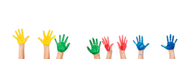 Gesneden weergave van de handen van kinderen in kleurrijke verf geïsoleerd op wit, spandoek  - Foto, afbeelding