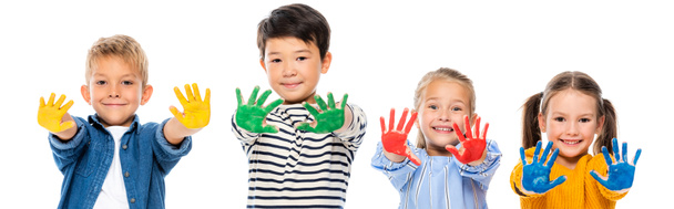 Pozitivní multikulturní přátelé ukazující ruce v barevné barvě izolované na bílém, banner  - Fotografie, Obrázek