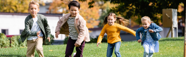 Alegres niños multiculturales corriendo en el parque, pancarta  - Foto, Imagen