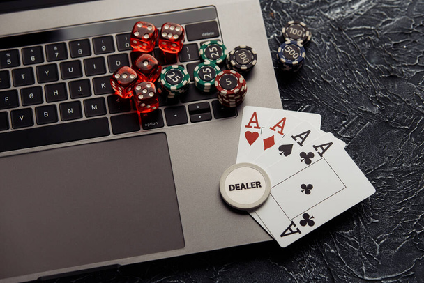 Fichas, dados y cartas con ases para jugar al póquer en línea o al casino. Concepto de casino en línea - Foto, imagen