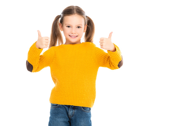 glimlachend kind tonen duimen omhoog op camera geïsoleerd op wit - Foto, afbeelding