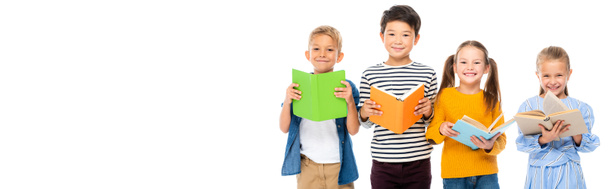 Neşeli çok kültürlü çocuklar ellerinde beyaz pankartta izole edilmiş kitaplar tutuyorlar.  - Fotoğraf, Görsel