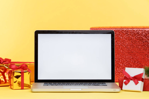 Tula, 28 09 19: Онлайн christmas торгова концепція на дисплеї ноутбука. Білий екран. - Фото, зображення