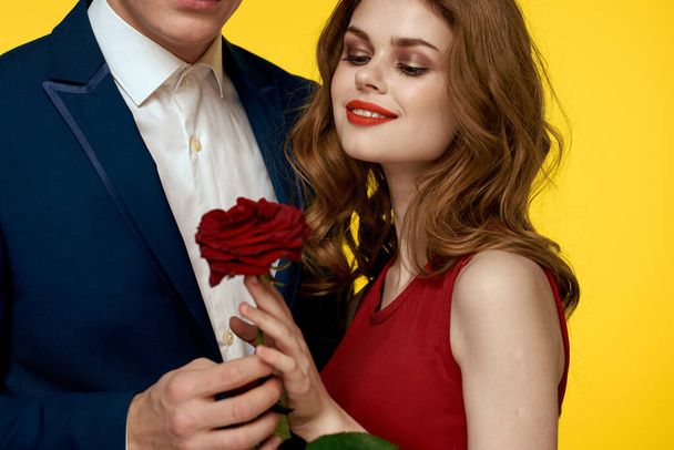Verliebtes Paar Mann und Frau mit roter Rose klassisches Kostüm rotes Kleid Modell - Foto, Bild