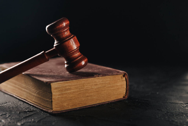 Sędzia młotek i książka prawna na drewnianym stole, sprawiedliwości i koncepcji prawa - Zdjęcie, obraz