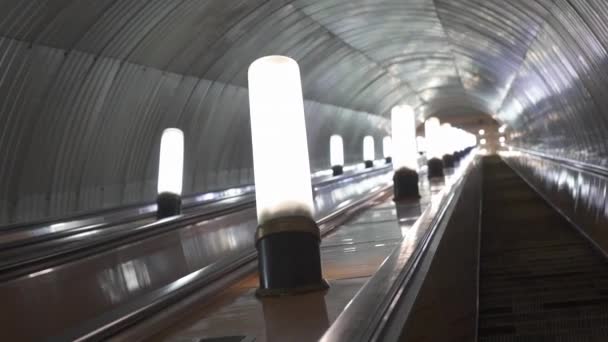 Escada rolante sem pessoas na estação de metrô, metrô vazio, Ucrânia - Filmagem, Vídeo