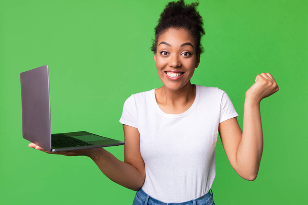podekscytowany afro lady uczucie ekstatyczne gospodarstwa laptop - Zdjęcie, obraz