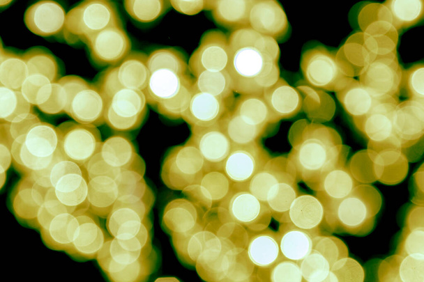 Золотые украшения елки крупным планом. Внешний кадр декоративных цветочных огней - Фото, изображение