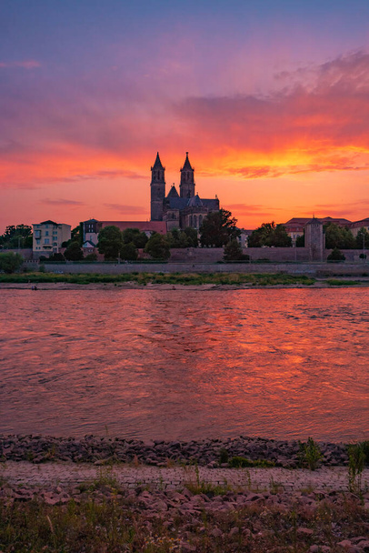 Кровавый закат в историческом центре Мбаппе, старом городе, реке Мбаппе и Великолепной Кате, Германия - Фото, изображение