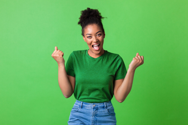 Primer plano retrato de gritando feliz joven negro mujer - Foto, imagen