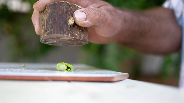 Aceitunas verdes proceso tradicional de preparación española trituración de la aceituna y empujándolos a un cubo en el suelo donde se visten con hinojo y vinagre y agua. - Foto, imagen