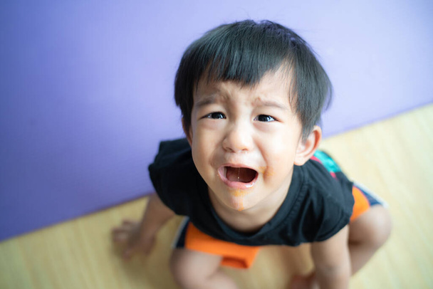 Malý asijský chlapec hořce pláče v místnosti domu obličeje náladu - Fotografie, Obrázek