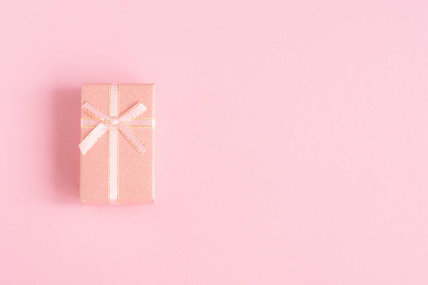 Draufsicht der Geschenkbox für Glückwünsche auf rosa Hintergrund. Draufsicht, flache Verlegung, Kopierraumkonzept. - Foto, Bild
