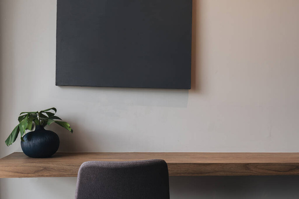 Puinen musta ja harmaa moderni pöytä ja tuoli makuuhuoneessa - Valokuva, kuva