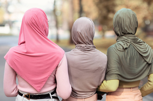 Три нерозпізнані мусульманські пані в Хіджабі ходять надворі - Фото, зображення