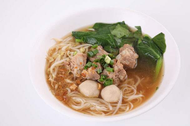 Місцева тайська кухня Noodle з м'ячем і свининою ізольована на білому тлі - Фото, зображення