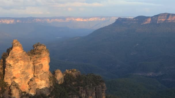 uitzicht op de bergen in de vallei van het nationale park  - Video