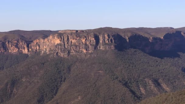 uitzicht op de bergen in de vallei van het nationale park  - Video
