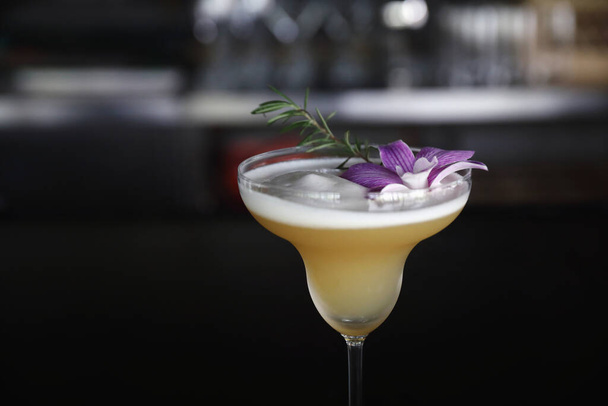 Keltainen cocktail lasi jäällä baaritiskillä - Valokuva, kuva
