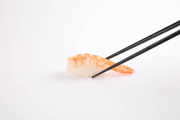 Camarones sushi con palillos Comida japonesa aislada en fondo blanco - Foto, imagen
