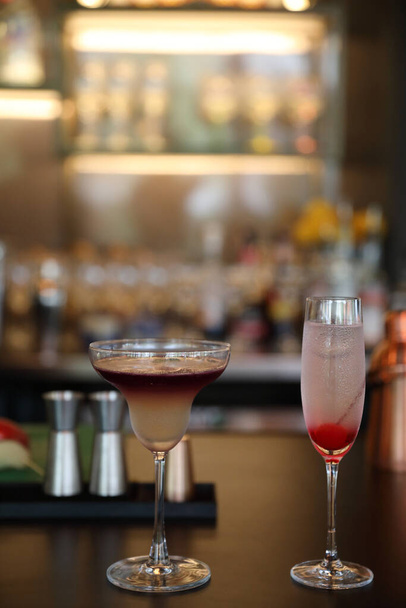 koktejly ve sklenicích na barovém pultu u štěněte nebo v restauraci - Fotografie, Obrázek