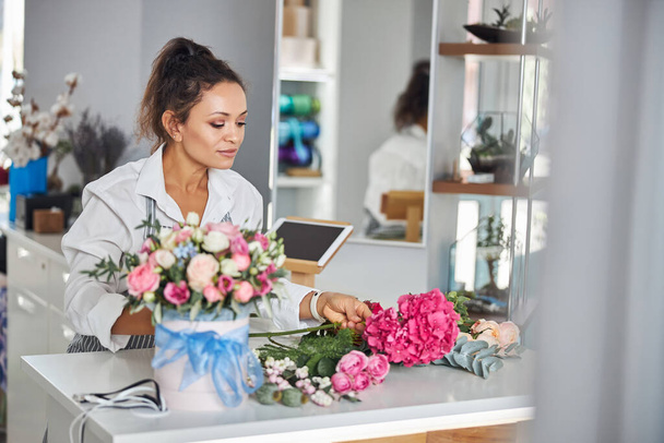 Florista profesional eligiendo flores para un ramo - Foto, Imagen