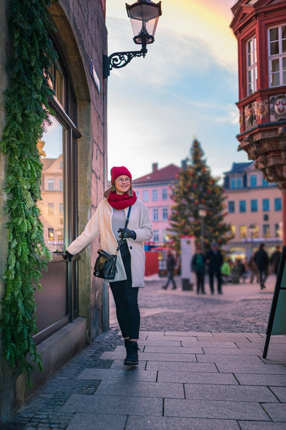 a young girl on a shopping trip in the city of Coburg at Christmastime - Фото, изображение