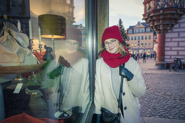 Молода дівчина їде за покупками до міста Кобург, що в Крайстмастінгу. - Фото, зображення