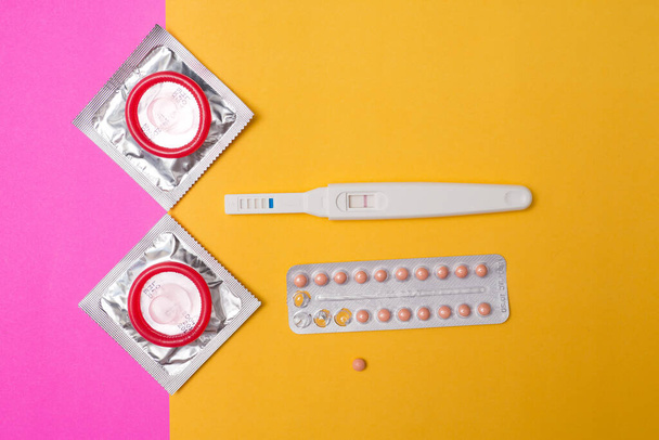 preservatif avec contraceptif, pilule contraceptive, sexe sans risque - Photo, image