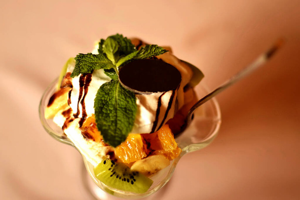 Chocolade en ijs dessert - Foto, afbeelding
