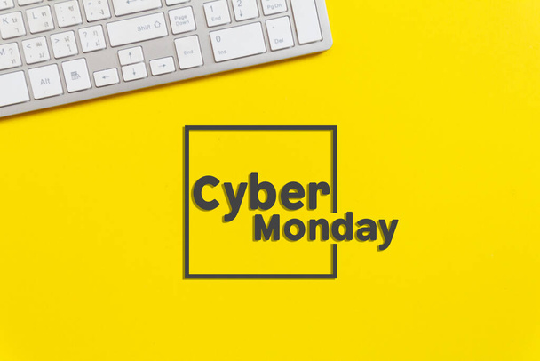 White Keyboard на жовтому папері для концепту Cyber Monday Sales Day. - Фото, зображення