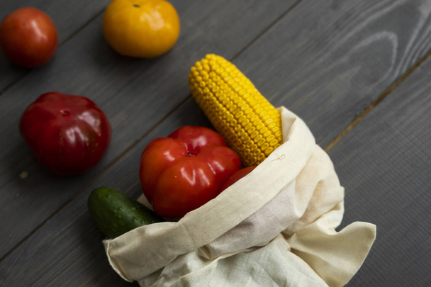 Zero waste concept. Pepper, tomato, corn, cucumber in reusable shopping eco friendly cotton fabric bags. Vegetables in eco bag on a wooden table. Plastic free concept. - Foto, Imagem