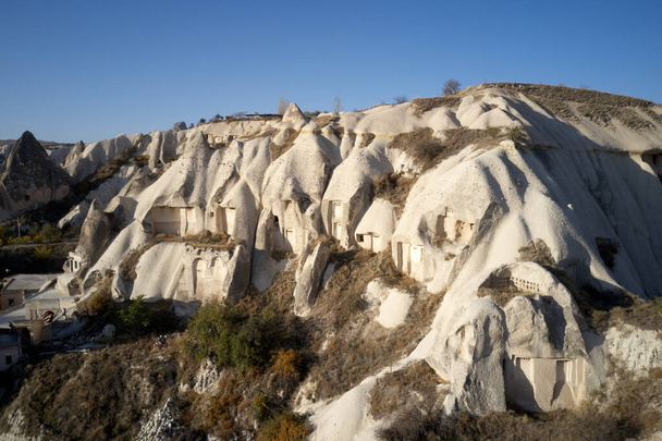 Αρχαίοι βραχώδεις σχηματισμοί στη λευκή κοιλάδα, Καππαδοκία, Τουρκία. - Φωτογραφία, εικόνα
