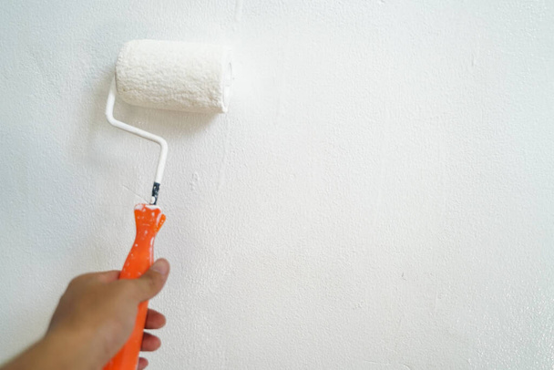 Rullo di colore bianco della pittura a mano sulla manutenzione della parete della casa, concetto di Renovate - Foto, immagini