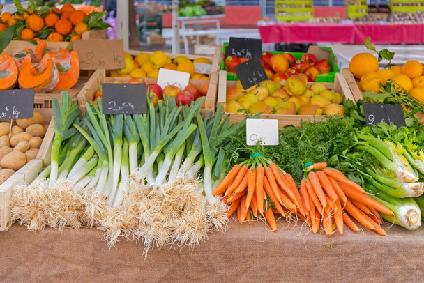 Spring Onion and Carrots at Farmers Market France - Foto, Imagem