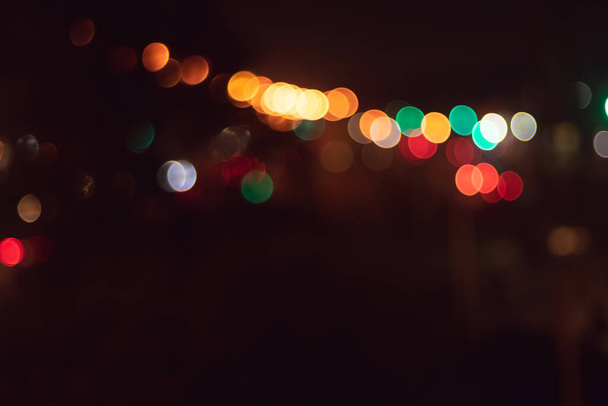 Fondo bokeh abstracto de luces de calle coloridas desenfocadas en la noche - Foto, Imagen