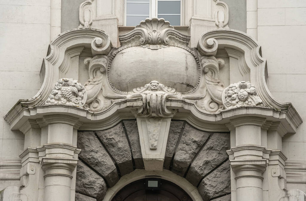 Kaliningrad, Russia, Land and administrative court - September 8, 2020. Decorated entrance with a stone bas-relief. Old German building. - Foto, Bild