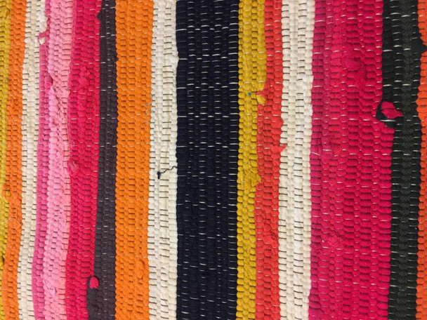 Gestreepte deken gemaakt van geweven lap achtergrond strepen textuur deze stijl van dekens en tapijten zijn gemaakt van oude textiel meestal in armere landen met behulp van gerecycleerde stof  - Foto, afbeelding